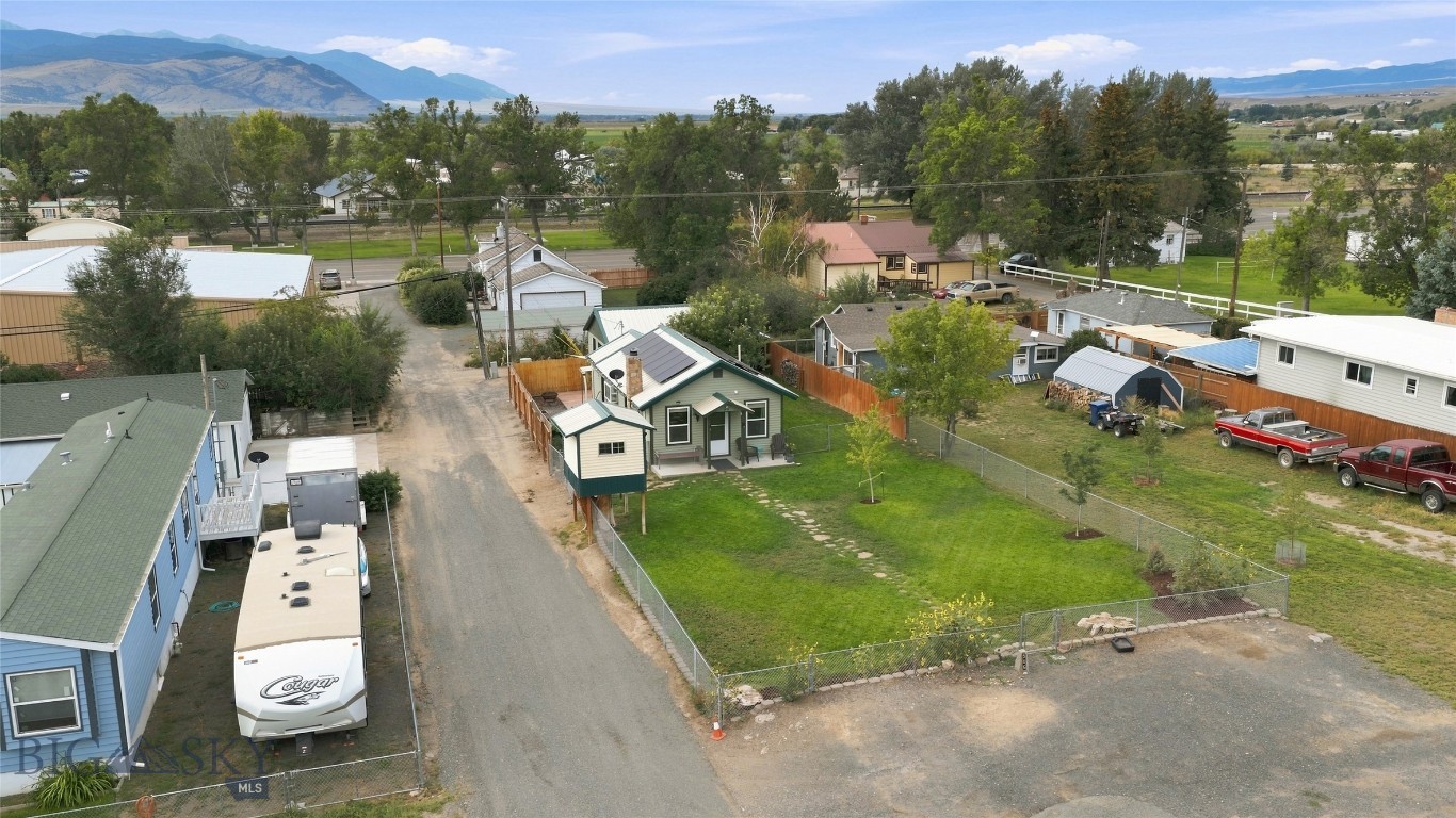 506 1st W Property Photo 49