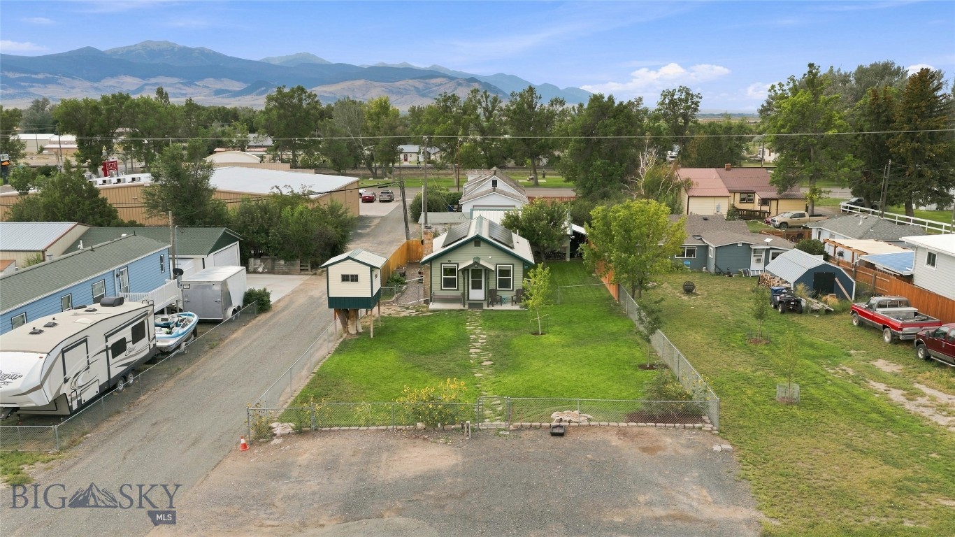 506 1st W Property Photo 53