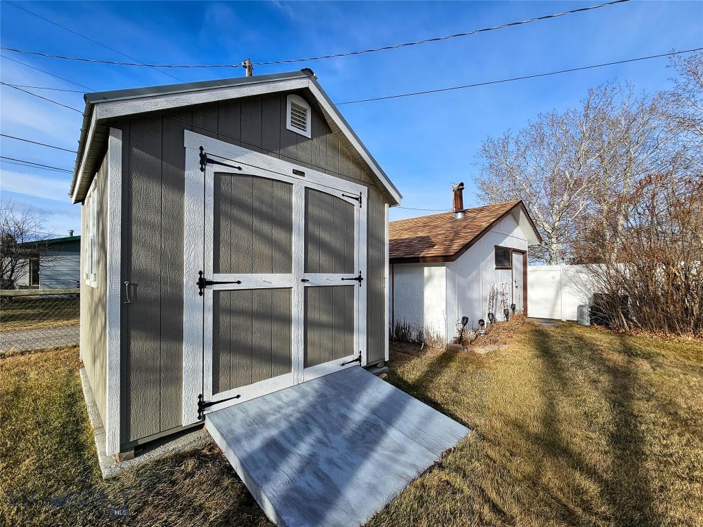 619 Everett Street Property Photo 8
