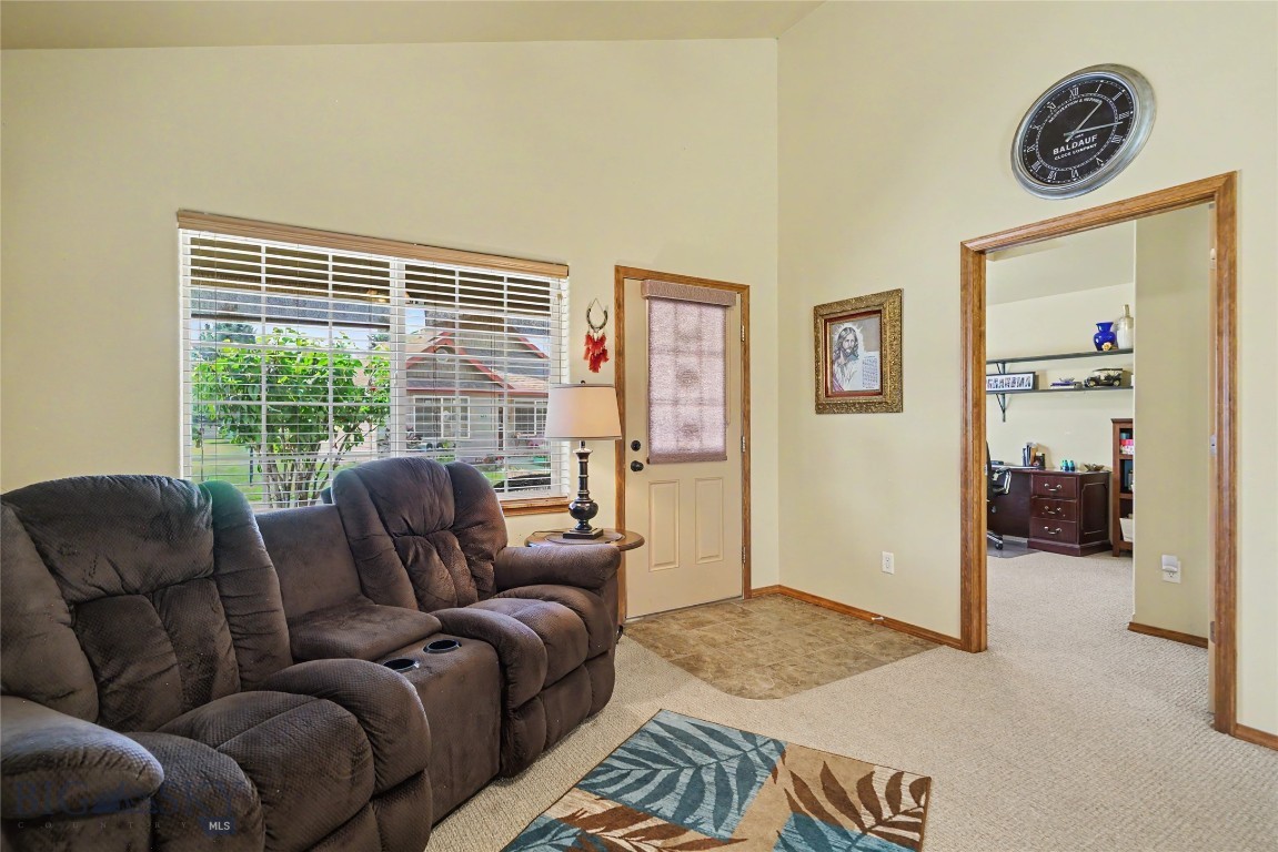 9 Eliza Drive B Property Photo 17