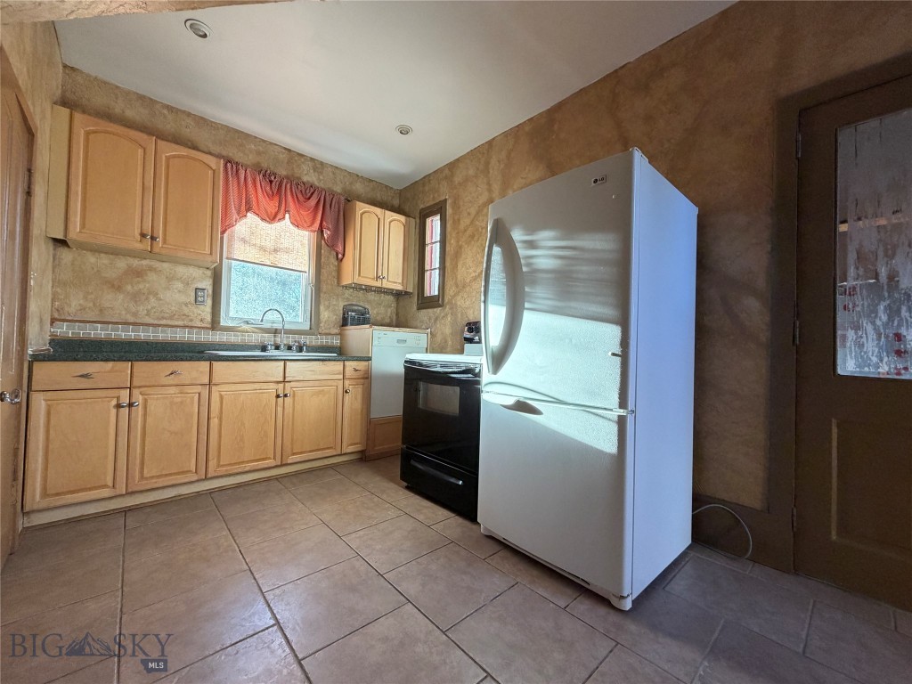 5 2nd Street W Property Photo 7