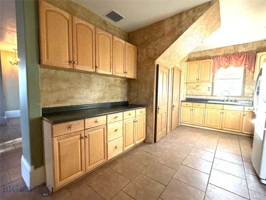 5 2nd Street W Property Photo 8