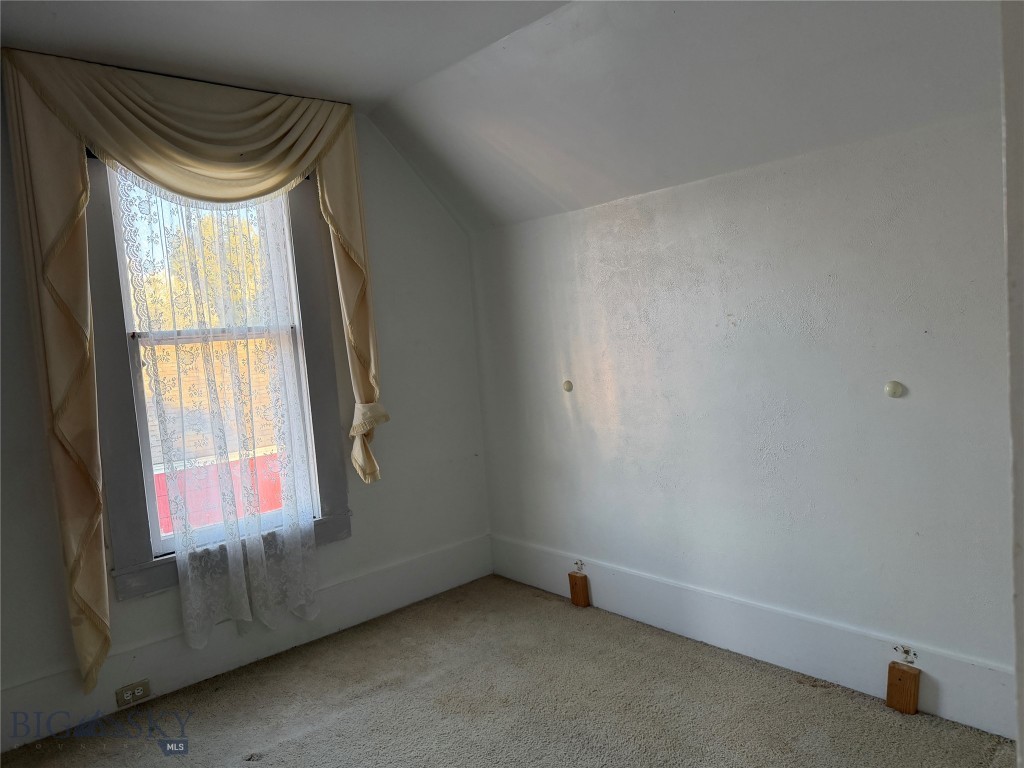 5 2nd Street W Property Photo 17