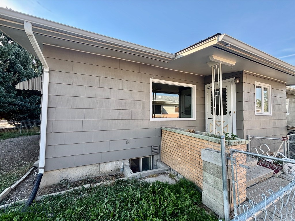920 E Center Street Property Photo 5