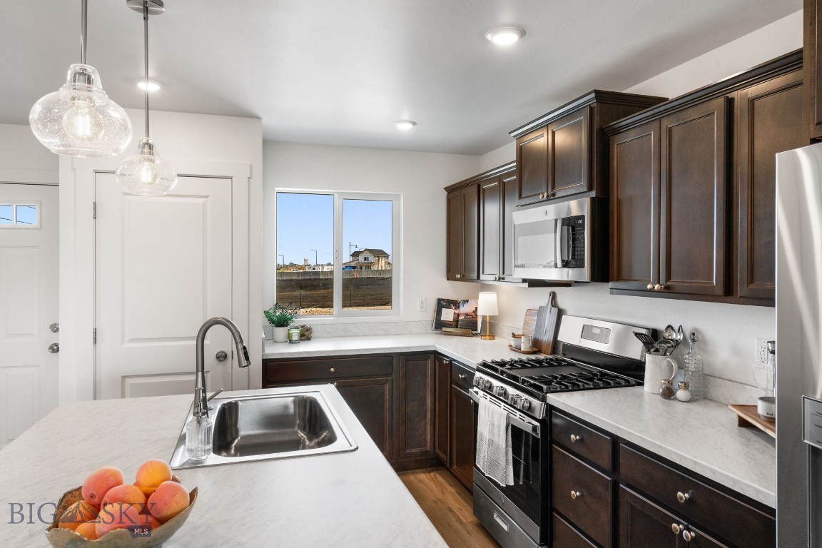 702 Thrice Loop Property Photo 4
