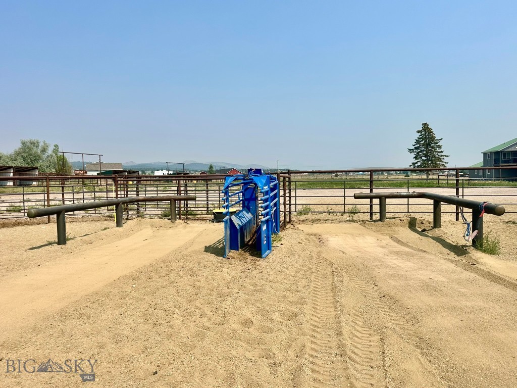 8410 Applegate Road Property Photo 8