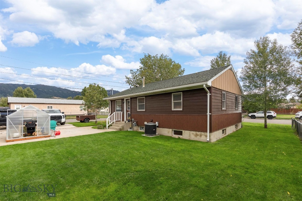 2419 Ottawa Property Photo 24