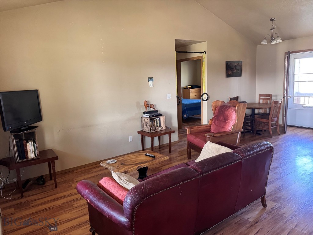 904 Jeanette Place 3 Property Photo 2