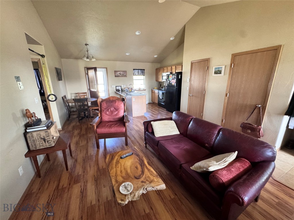 904 Jeanette Place 3 Property Photo 4