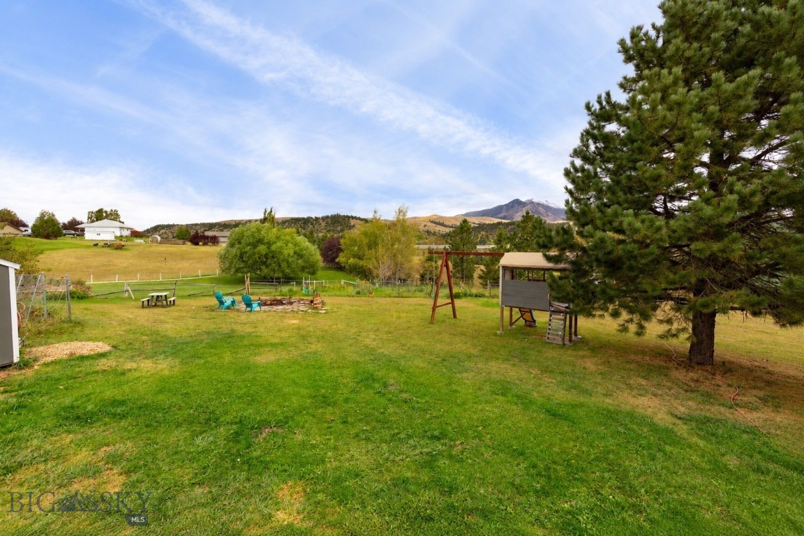 1517 Bluebird Property Photo 5