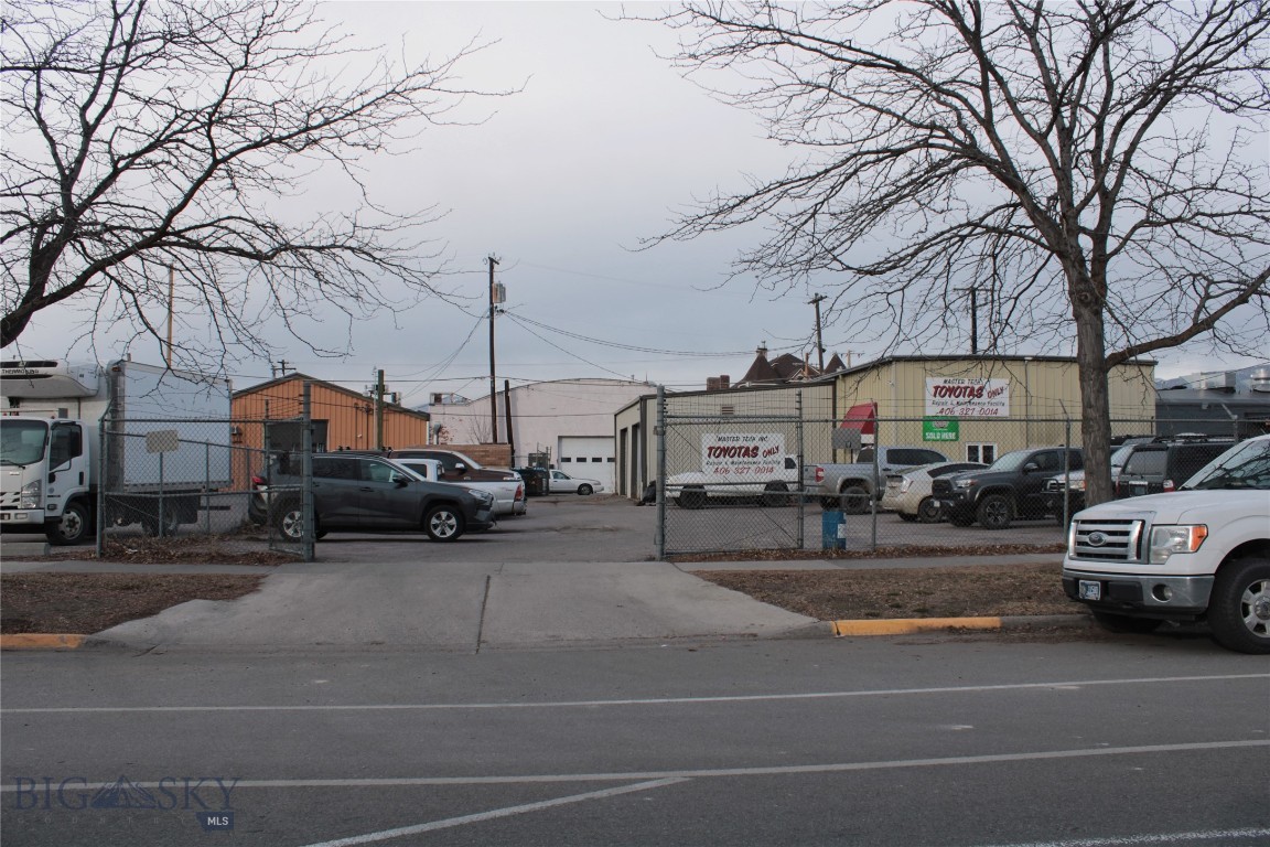 128 S 5th Street W Property Photo 1