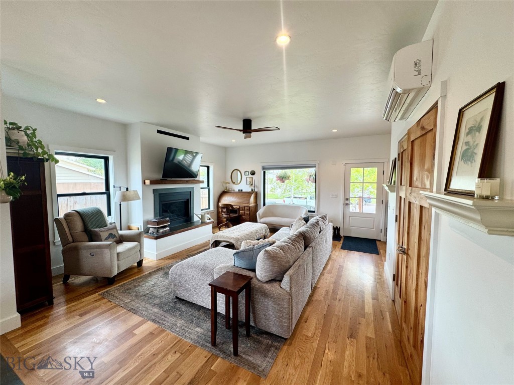 607 E Elm Street Property Photo 6