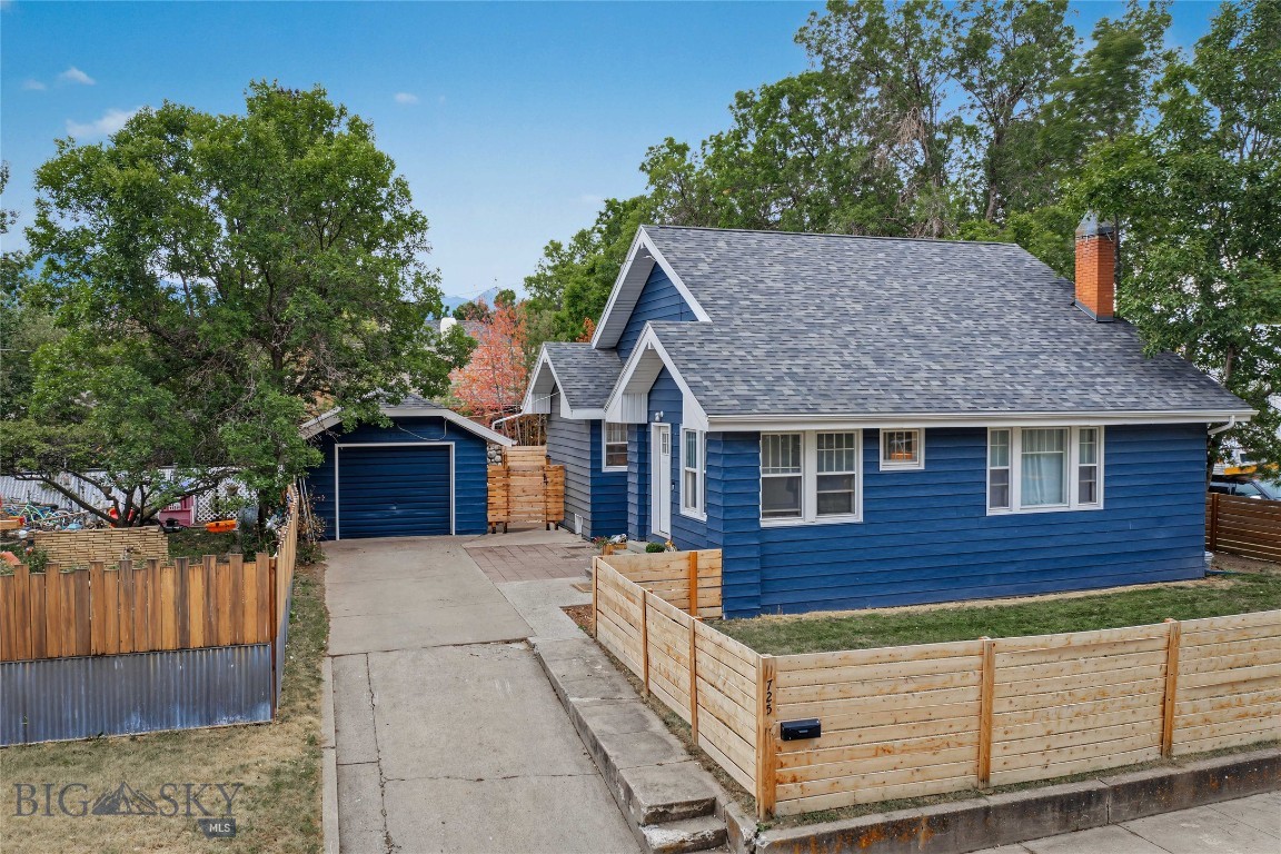 725 W Callender Street Property Photo 1