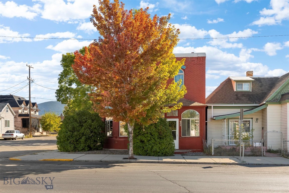 900 S Main Property Photo 4