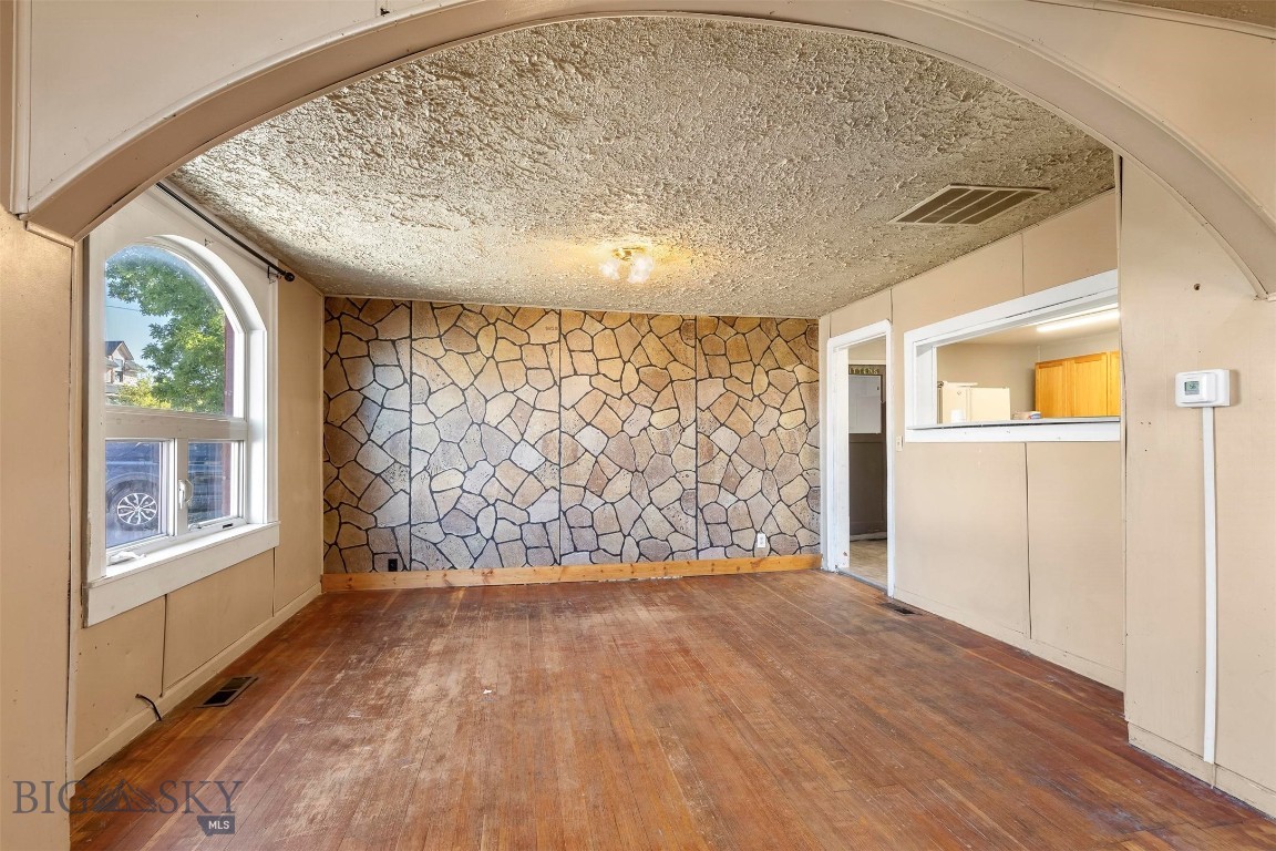 900 S Main Property Photo 10