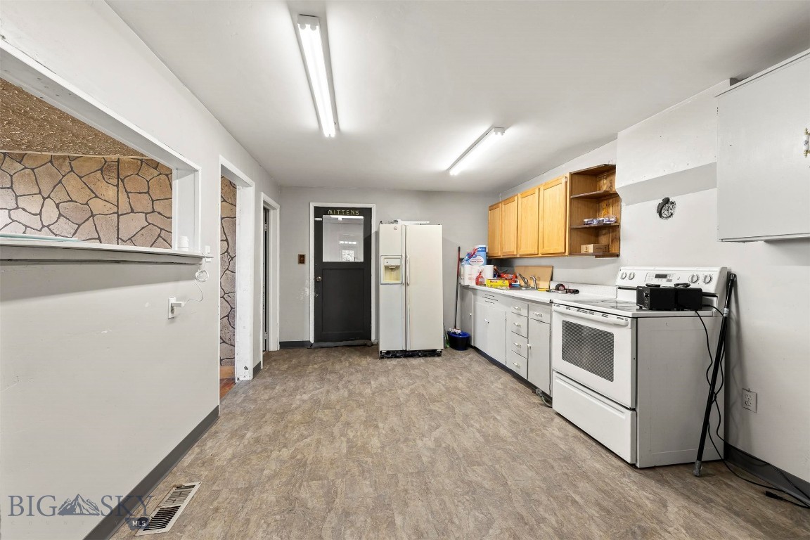 900 S Main Property Photo 12