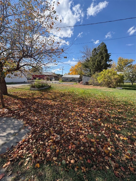 206 2nd E Property Photo 4