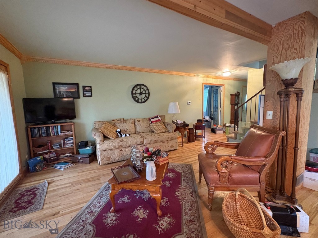 206 2nd E Property Photo 7