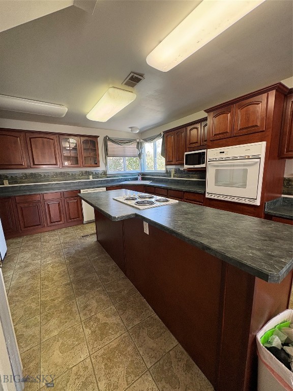 206 2nd E Property Photo 7