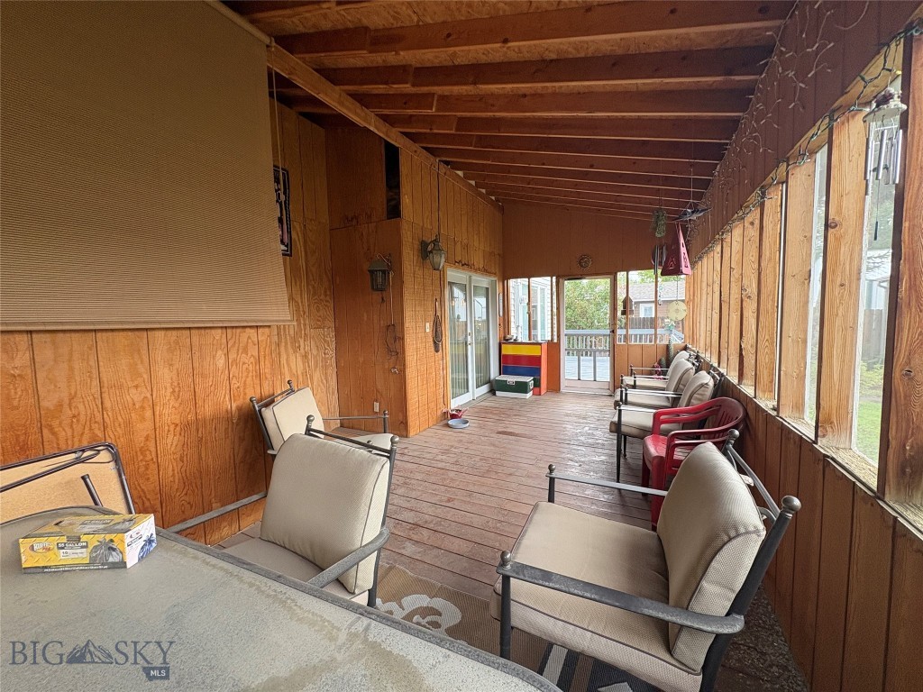 206 2nd E Property Photo 10