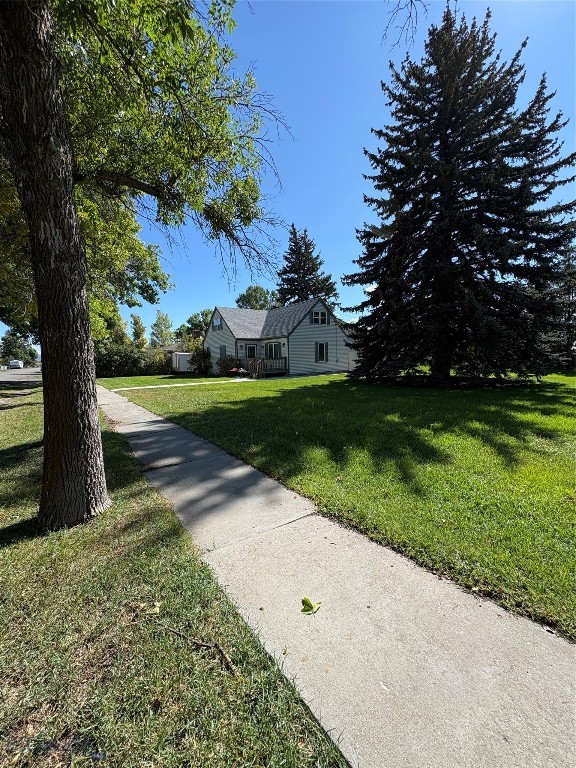 206 2nd E Property Photo 19