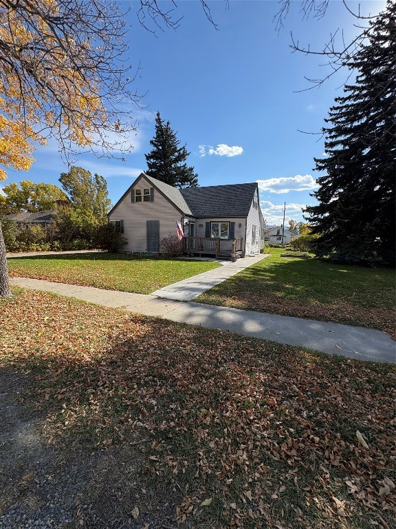 206 2nd E Property Photo 26