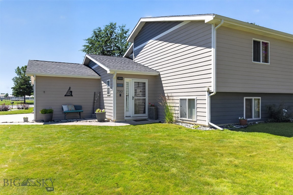 700 Mayfair Property Photo 3