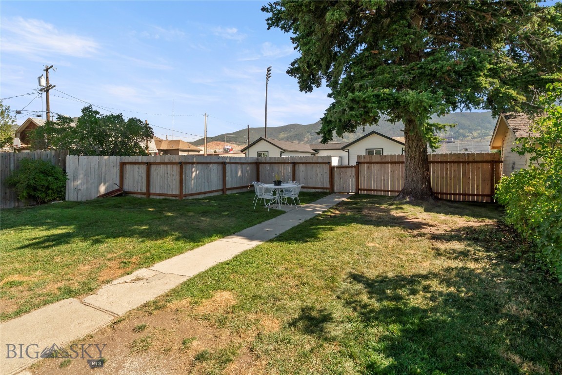 1720 Thomas Avenue Property Photo 18