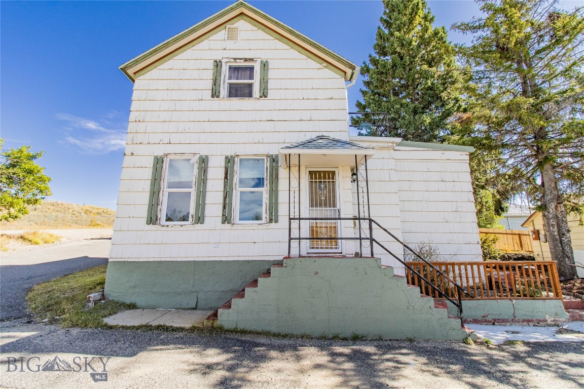 1608 1st Street Property Photo 1