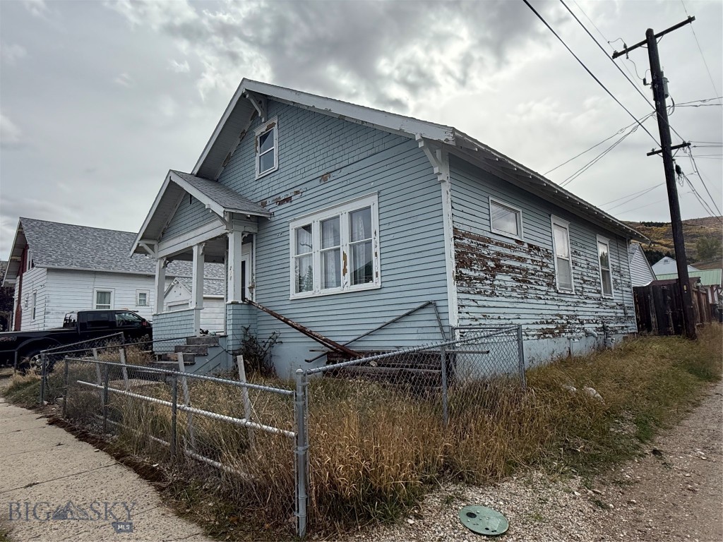 211 W 6th Street Property Photo 3