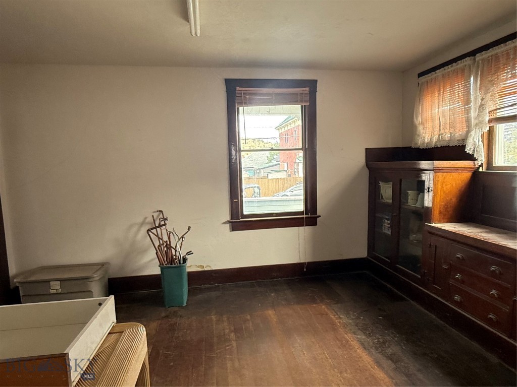 211 W 6th Street Property Photo 5
