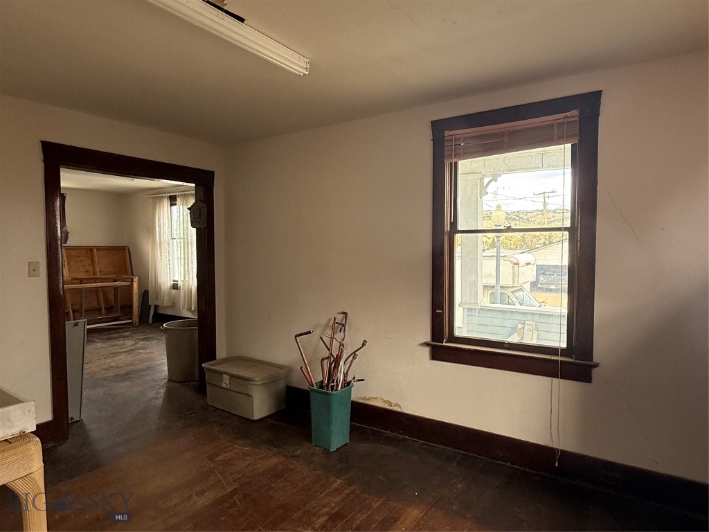 211 W 6th Street Property Photo 7