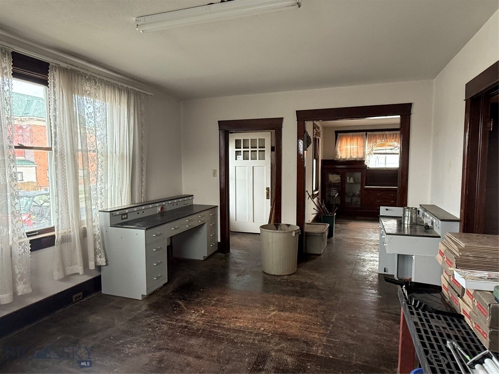 211 W 6th Street Property Photo 8