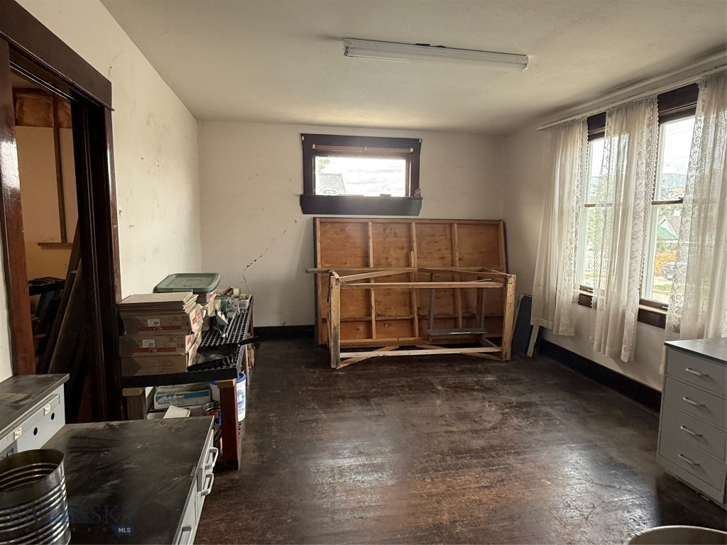 211 W 6th Street Property Photo 9