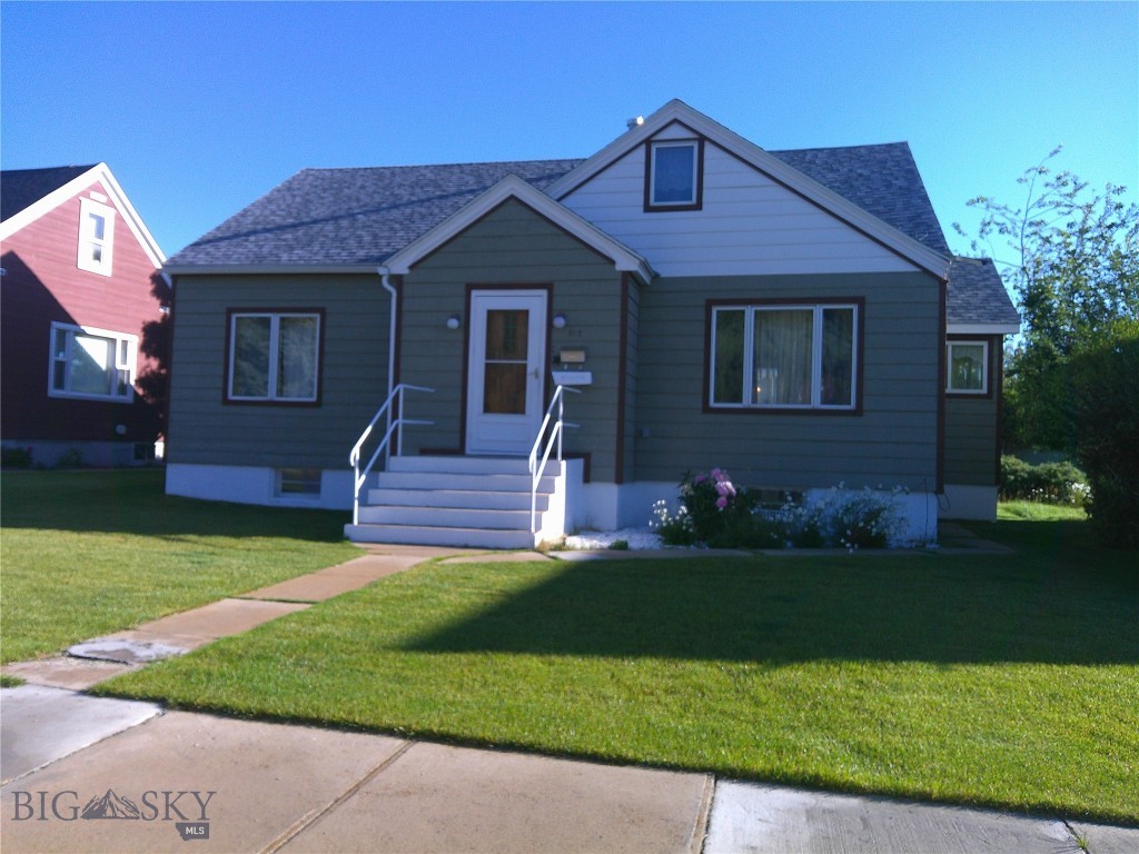 912 W 5th Street W Property Photo 1