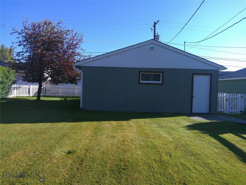 912 W 5th Street W Property Photo 4