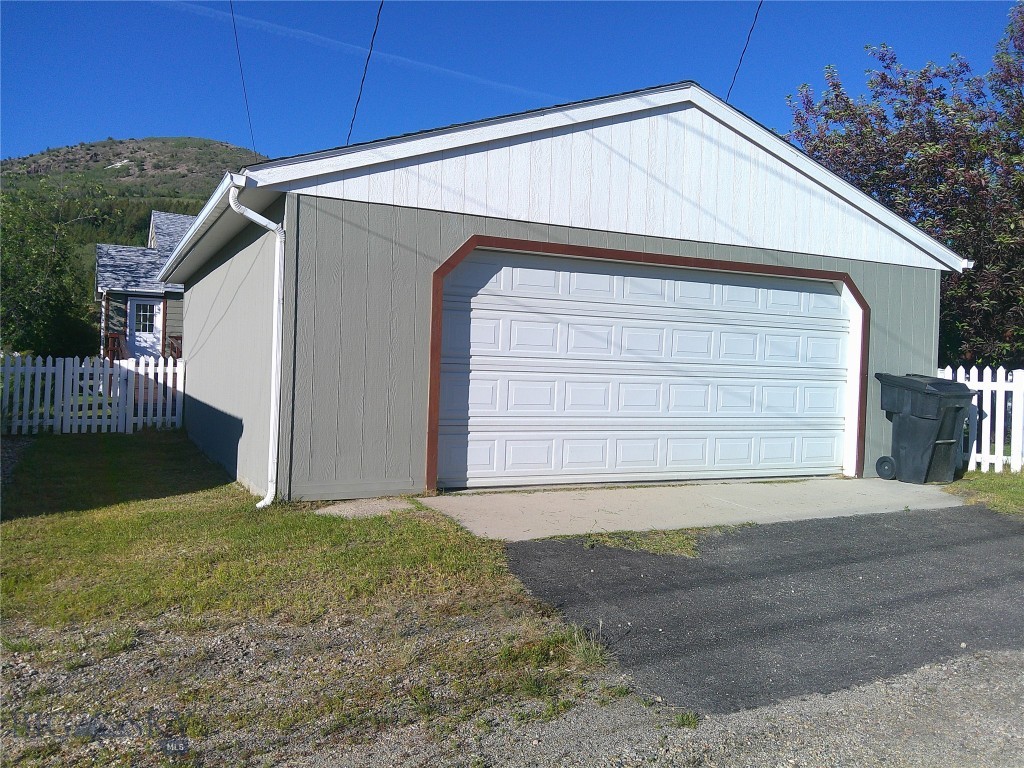 912 W 5th Street W Property Photo 5