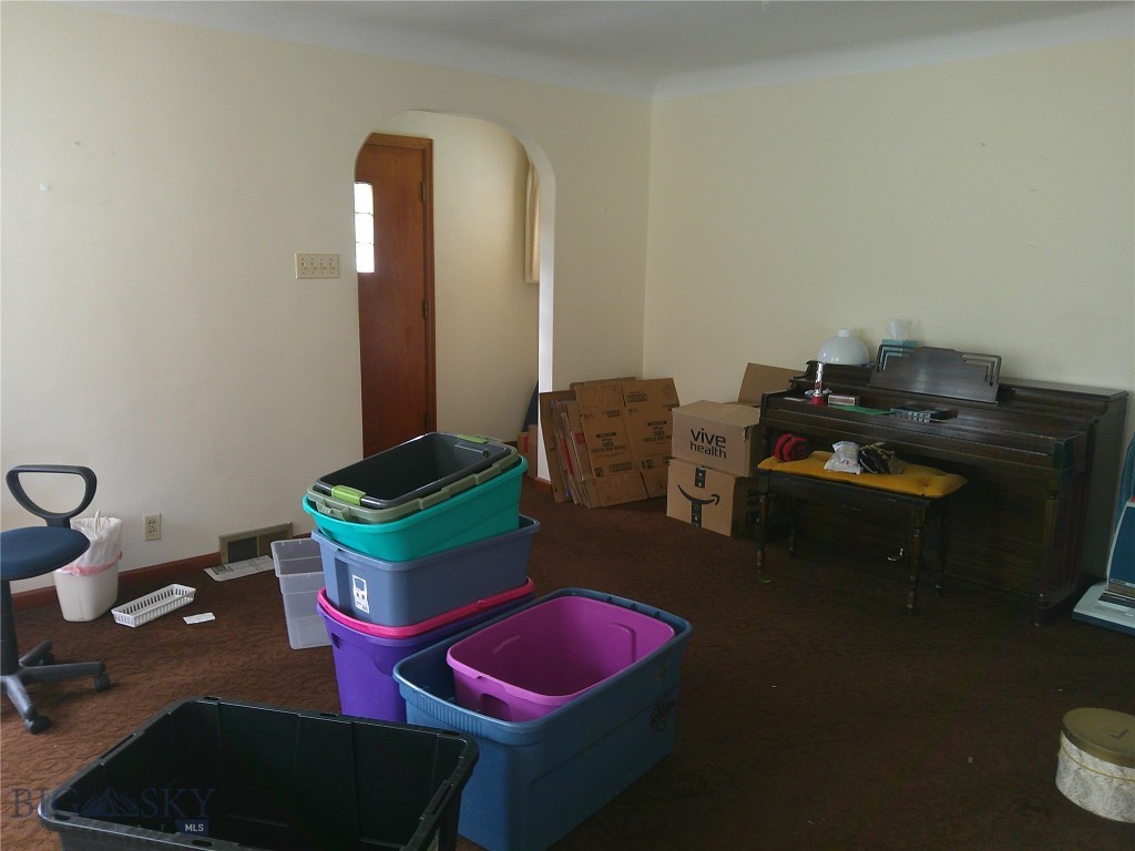 912 W 5th Street W Property Photo 6