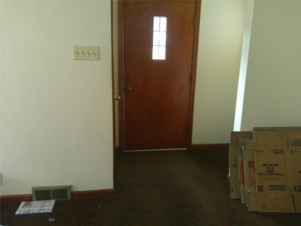 912 W 5th Street W Property Photo 7