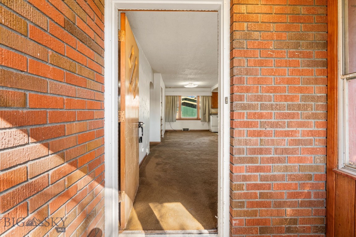 1601 W College Street Property Photo 4