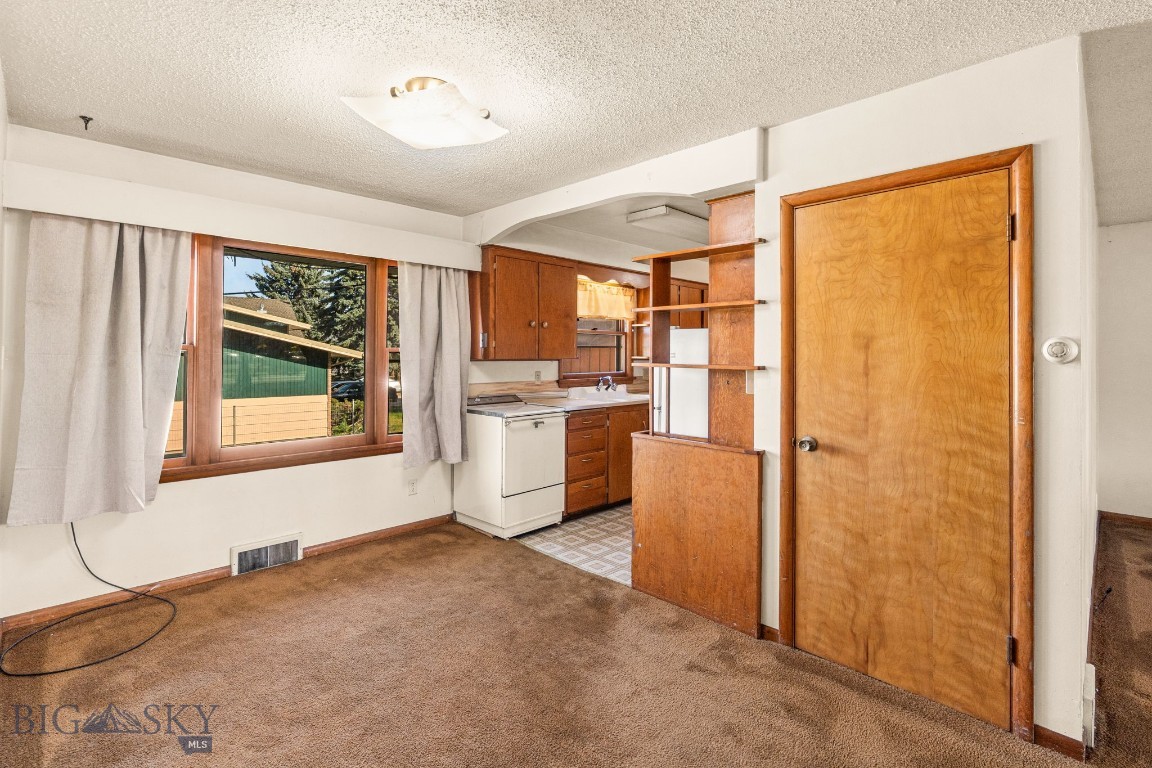 1601 W College Street Property Photo 9