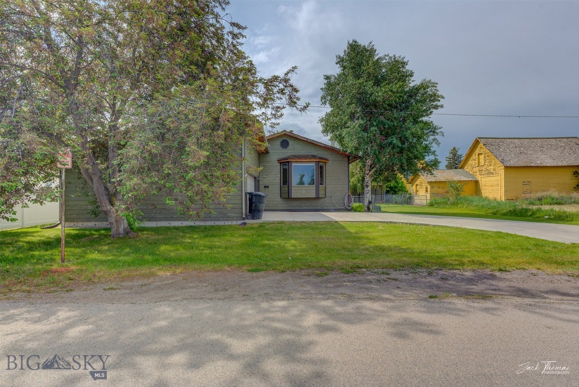 620 Higgins Property Photo 3