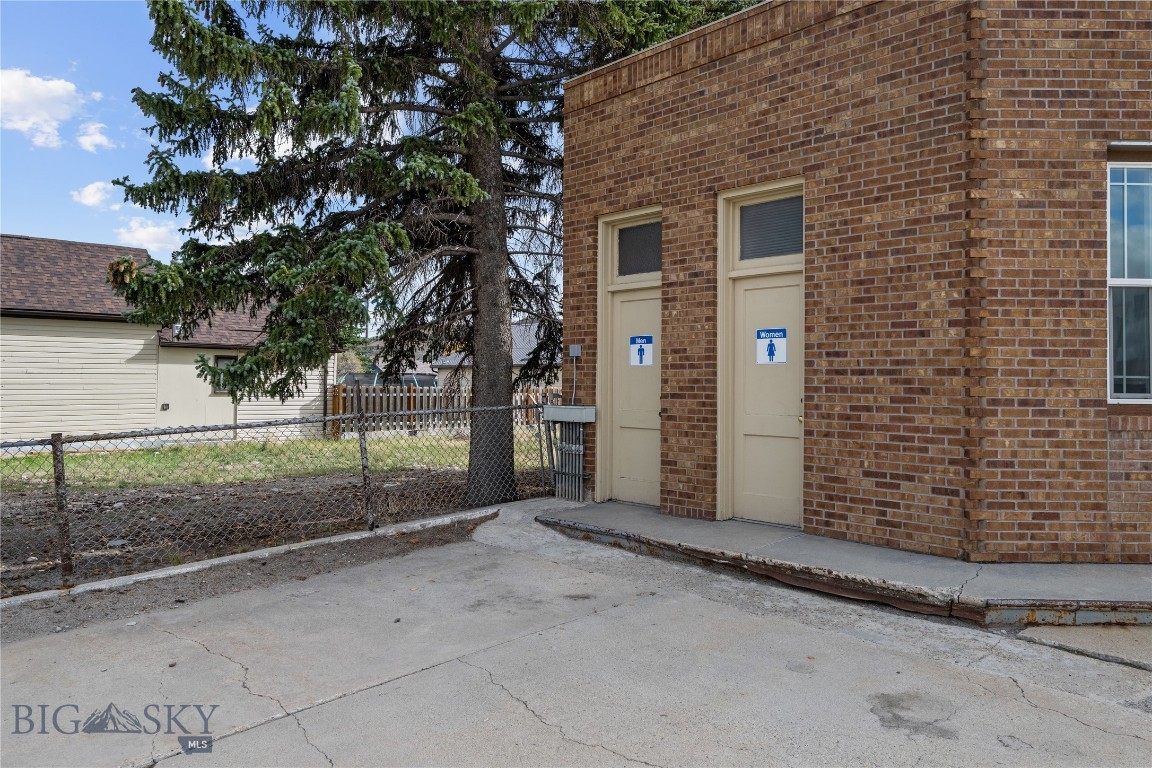 701 E Park Avenue Property Photo 32