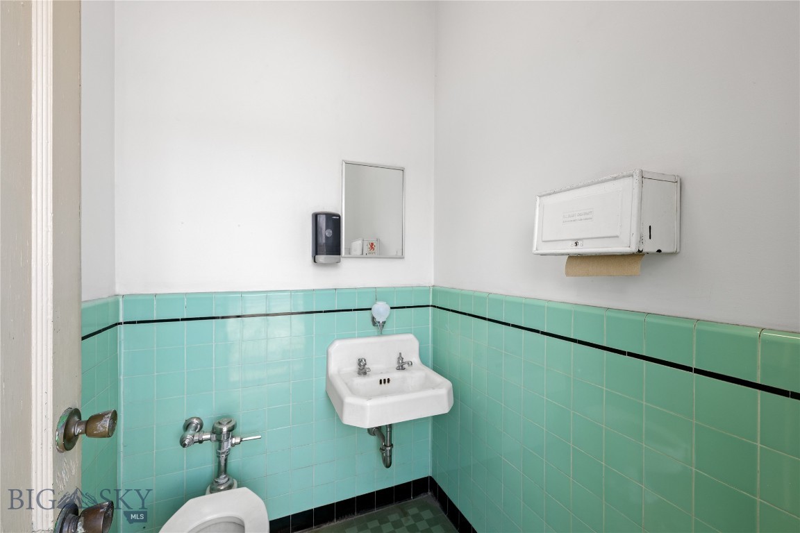701 E Park Avenue Property Photo 33