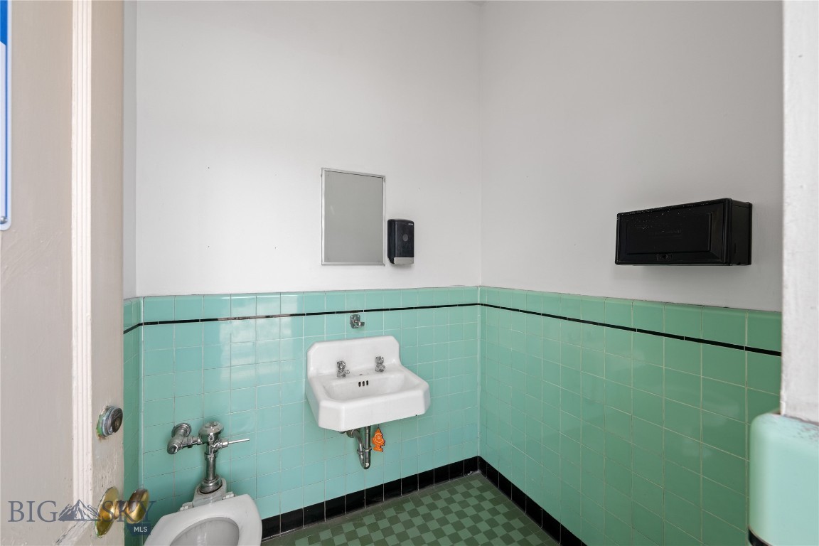 701 E Park Avenue Property Photo 34
