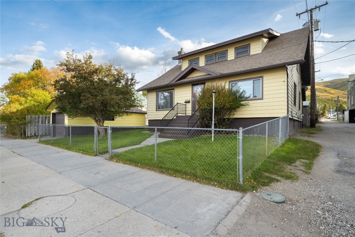 109 W 6th Property Photo 1