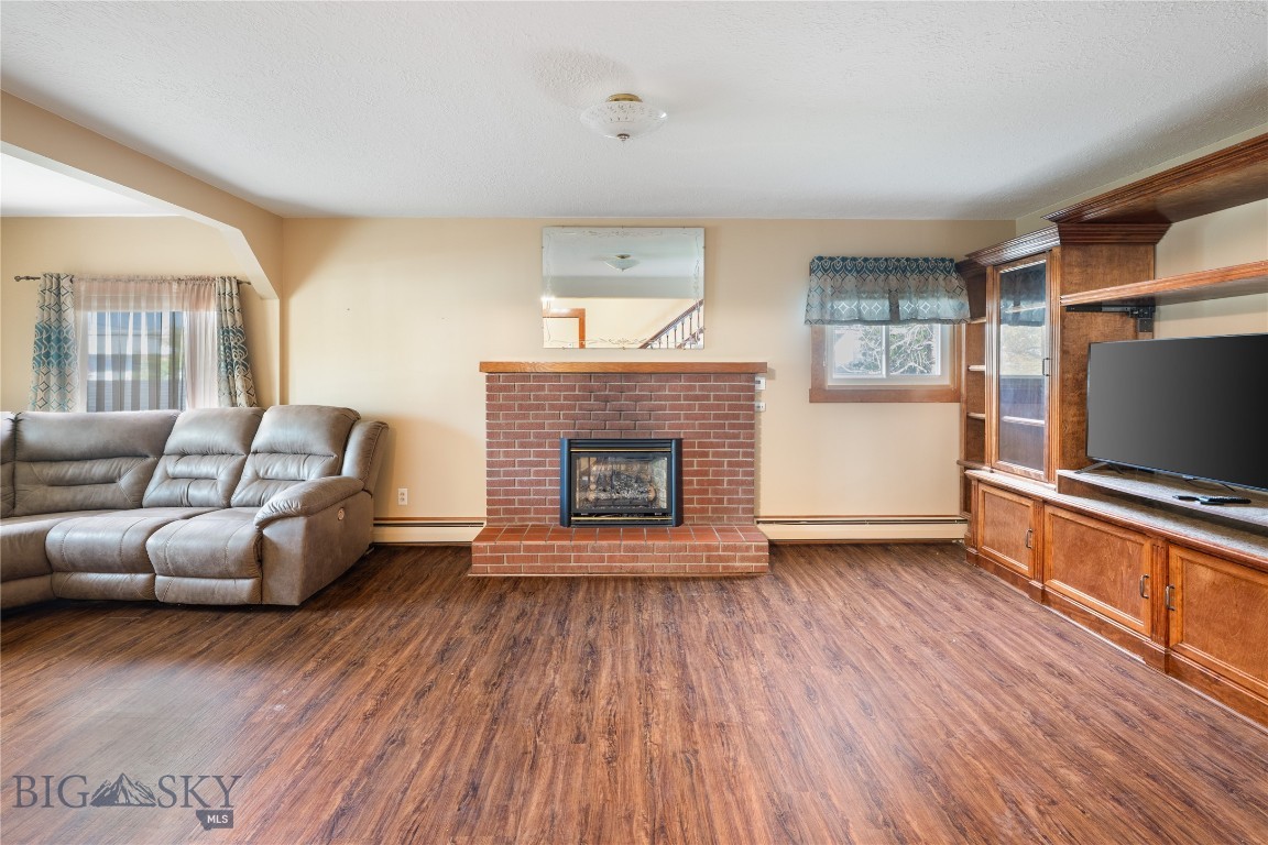 109 W 6th Property Photo 8