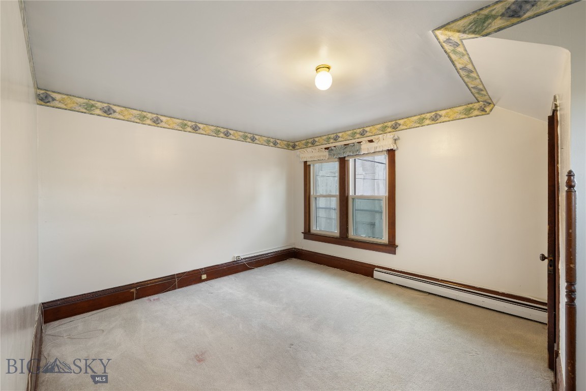 109 W 6th Property Photo 33