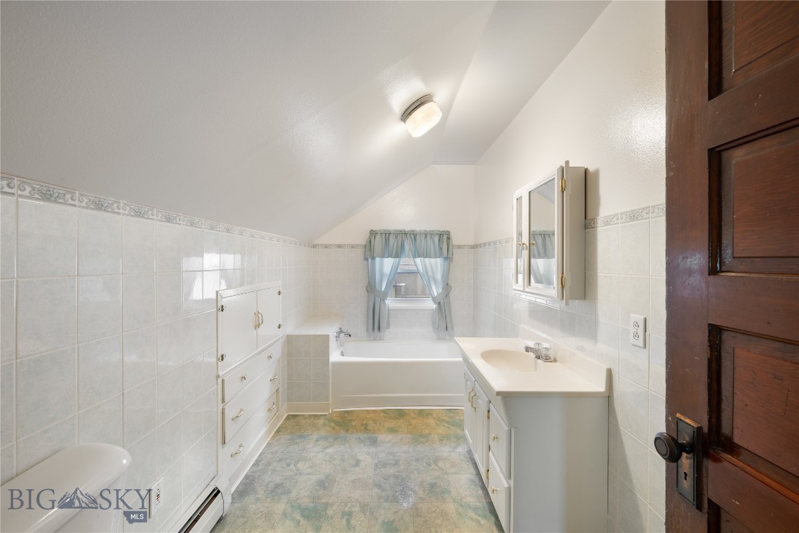 109 W 6th Property Photo 36
