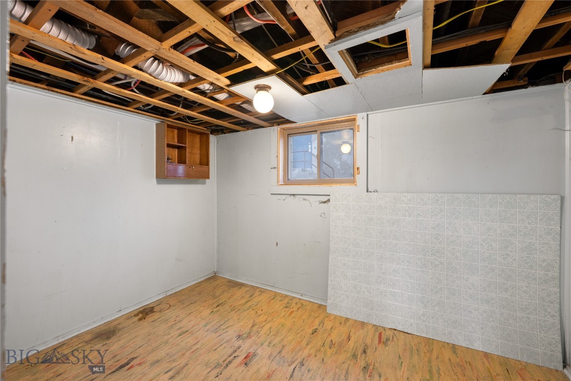 109 W 6th Property Photo 42